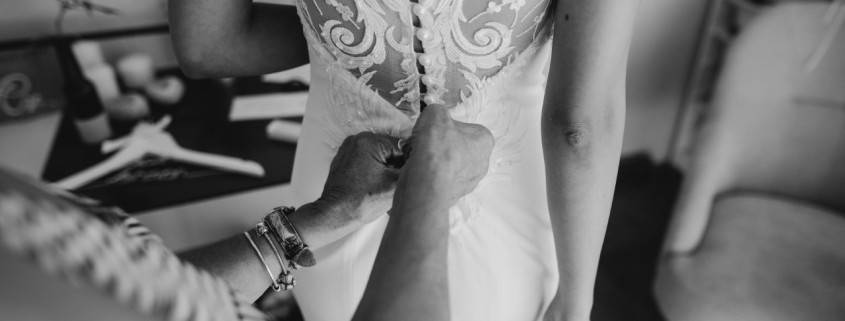שמלה לחתונה פשוטה ועם תחרה בעיצובו של ואדים מרגולין