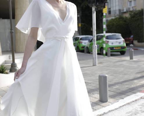דוגמנית לובשת שמלת כלה קלאסית חלקה קולקציית 2019 של המעצב ואדים מרגולין